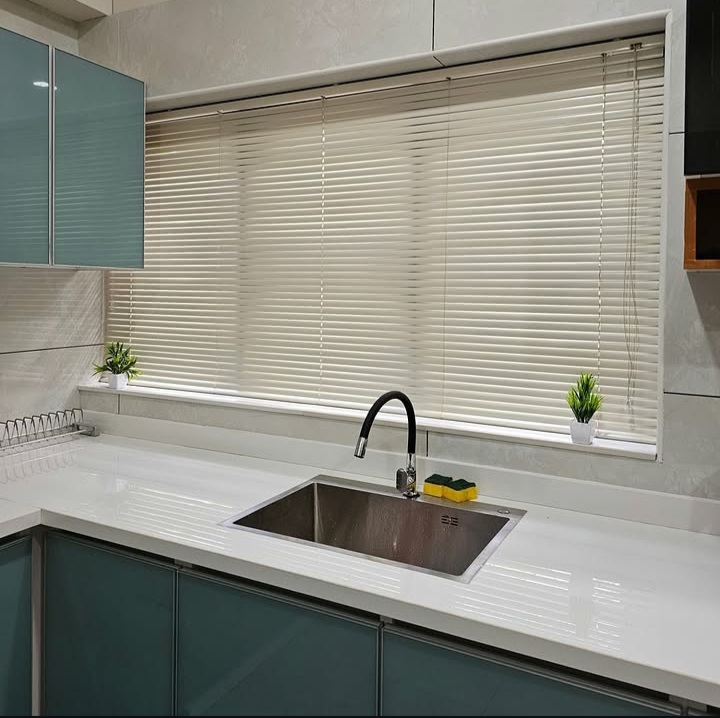 Room fitted with Venetian blinds