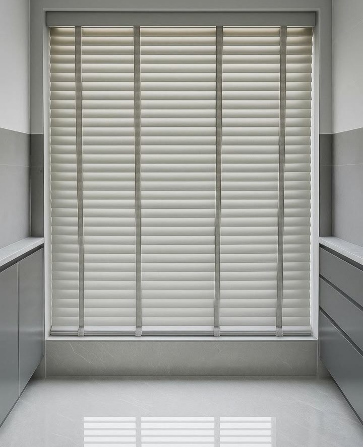 Room fitted with wooden slat blinds